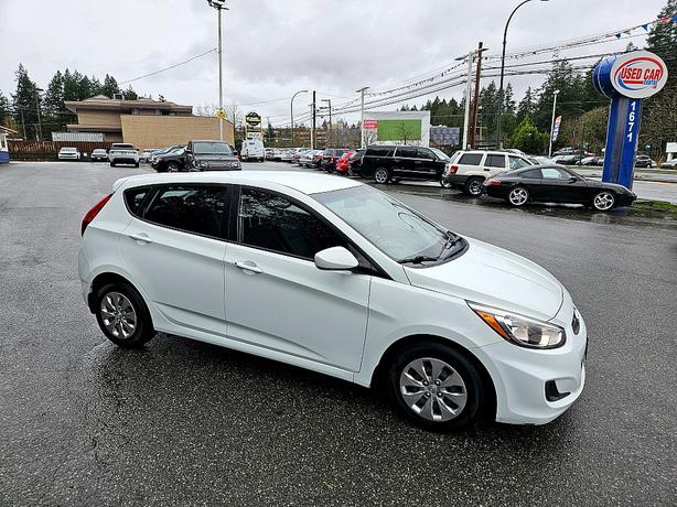 2015 Hyundai  Accent 5-Door GS image 1