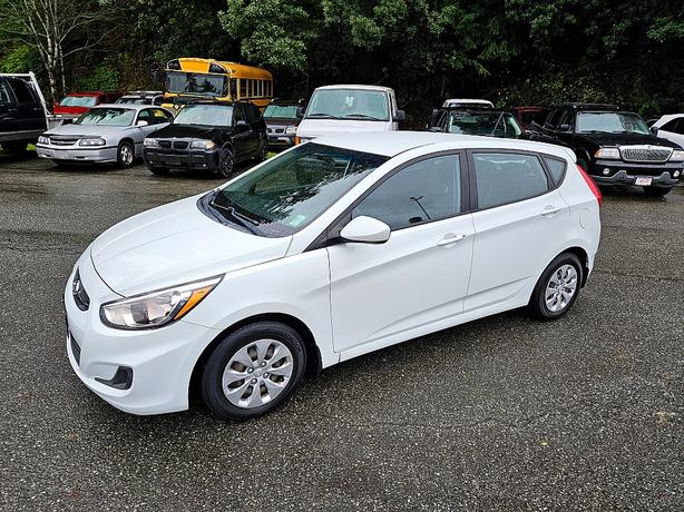 2015 Hyundai  Accent 5-Door GS image 2