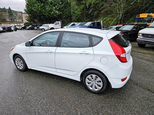 2015 Hyundai  Accent 5-Door GS image 3