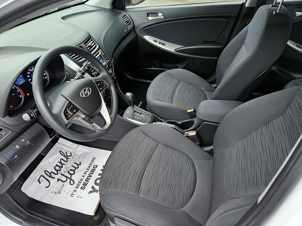 2015 Hyundai  Accent 5-Door GS image 7