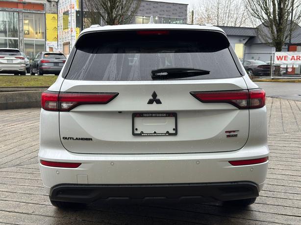 2024 Mitsubishi Outlander GT - No Accidents, Sunroof, Power Liftgate image 7