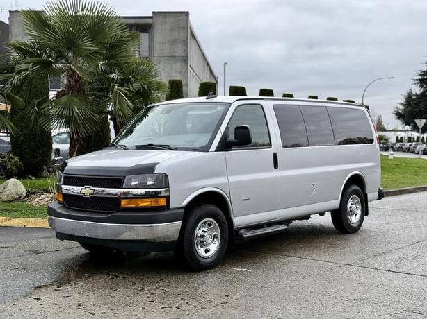 2021 Chevrolet Express 3500 LT Duramax Diesel 12-Passenger Van image 5