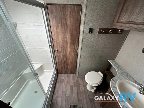 Used 2018 Keystone RV Cougar Half-Ton Series 28RLSWE image 8