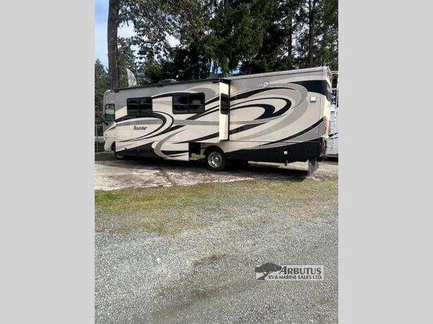 Used 2014 Fleetwood RV Bounder 33C image 3