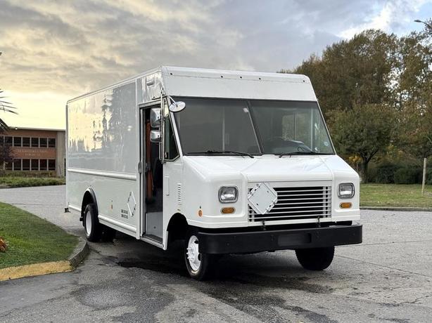 2012 Ford Econoline E450 Step Van with 16-Foot Shelving Interior image 2