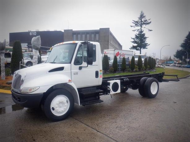 2006 International 4300 Cab and Chassis Air Brakes Dually Diesel image 1