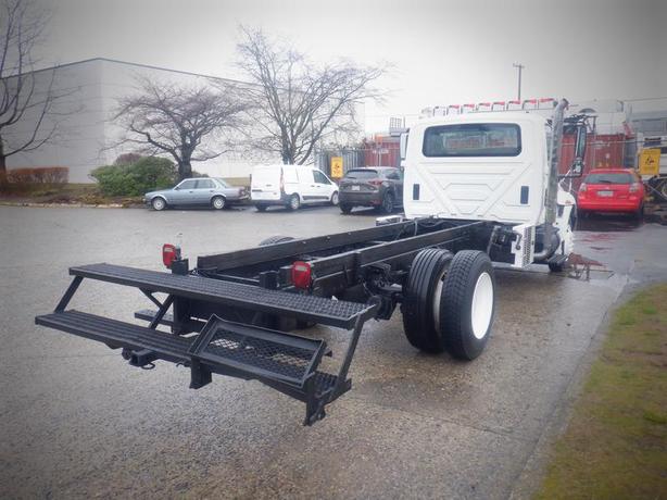 2006 International 4300 Cab and Chassis Air Brakes Dually Diesel image 8