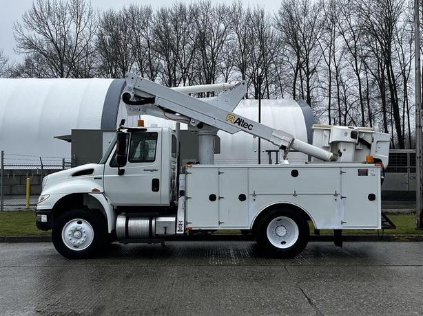 2013 International DuraStar MA025 Altec Bucket Service Truck Air Brakes image 7