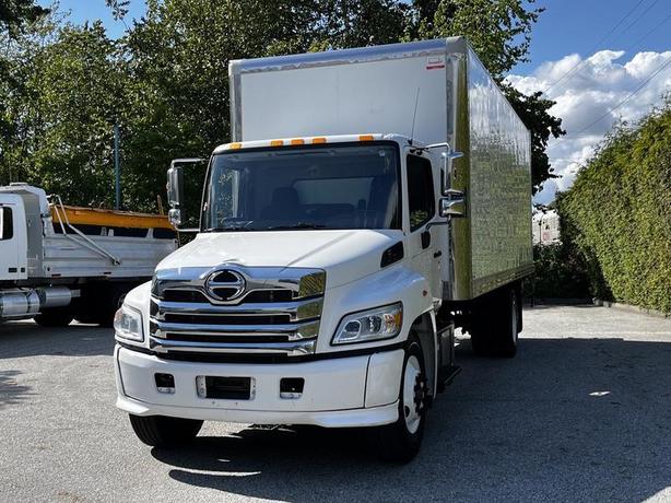 2021 Hino 338 24 Foot Cube Van Diesel with Power Tailgate image 4