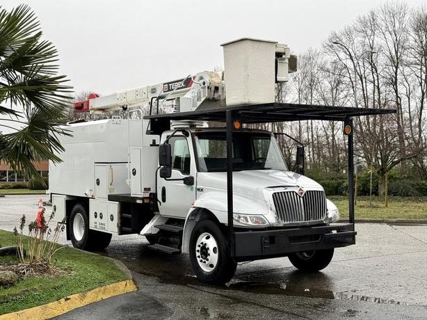 2020 International MV607 Cummins Terex Bucket Truck with Dumping Service Body image 1