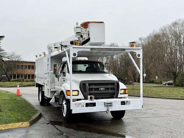 2015 Ford F750 XLT Super Duty Cummins Versalift Bucket Truck with 11-Foot Dump image 2
