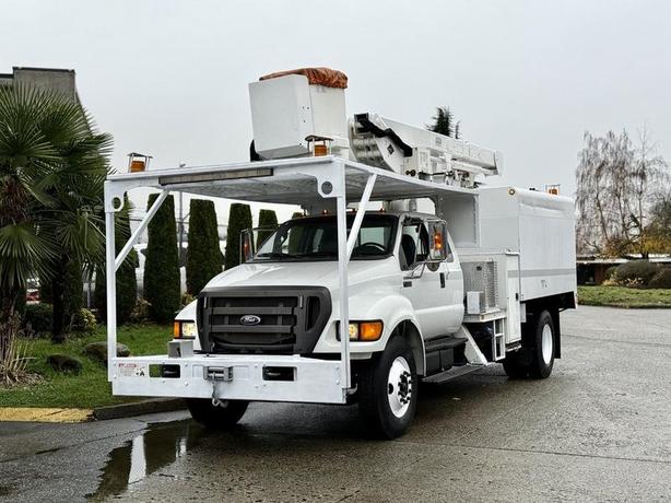 2015 Ford F750 XLT Super Duty Cummins Versalift Bucket Truck with 11-Foot Dump image 4