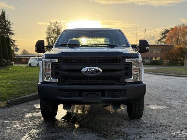 2018 Ford F-350 SD 4×4 Crew Cab with 8-Foot Flat Deck image 3