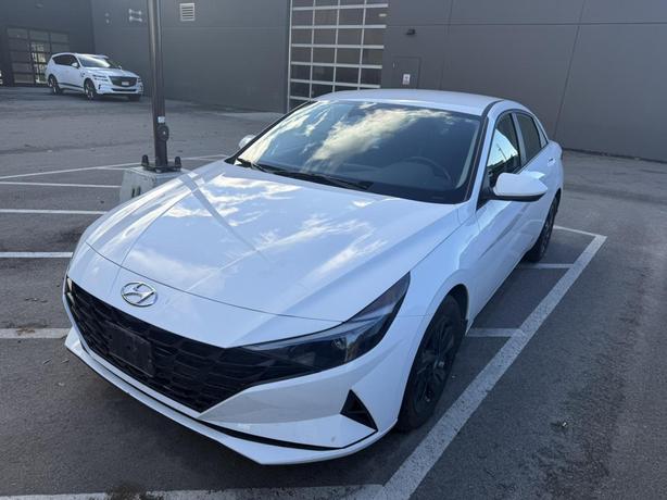 2023 Hyundai Elantra Preferred BLINDSPOT! APPLE CARPLAY! ANDROID AUTO! LOW KMS!  image 2