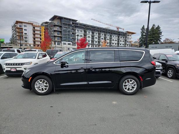 2025 Chrysler Grand Caravan SXT | One Owner | No Accidents! image 3