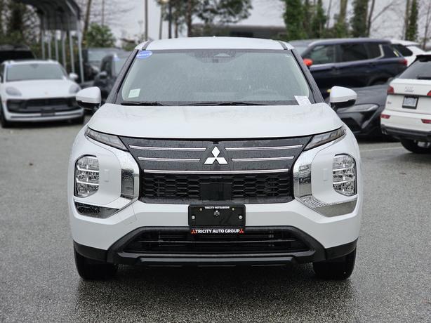 2025 Mitsubishi Outlander image 2