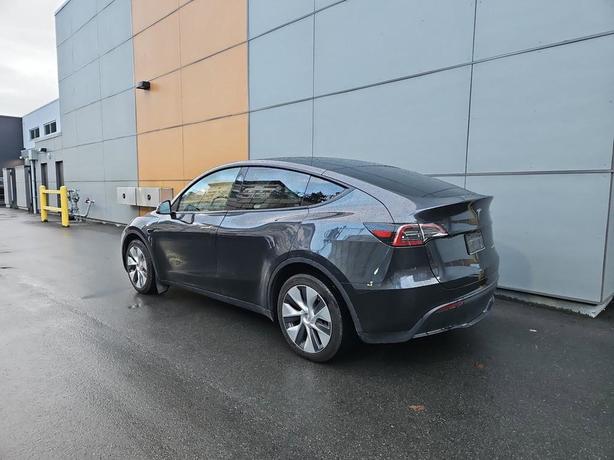 2024 Tesla Model Y Long Range AWD | GPS Navigation | Heated Seats! image 4