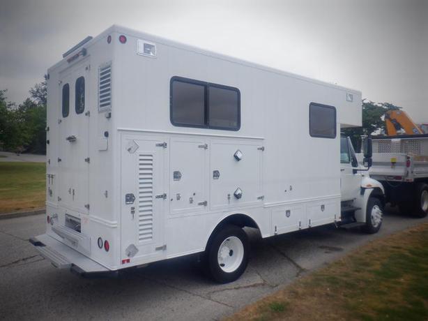 2013 International 4300 DuraStar Cube Van Diesel Air Brakes image 4