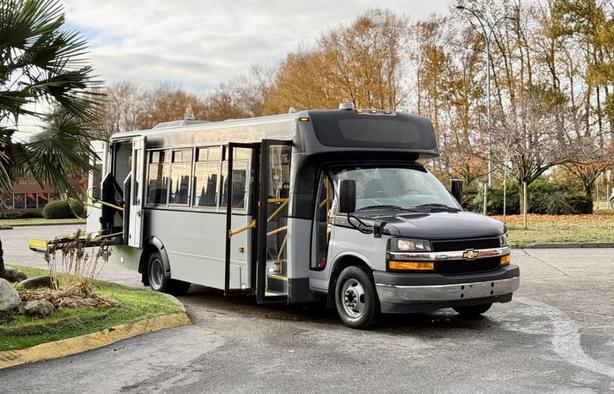 2019 Chevrolet Express 4500 21-Passenger Bus with Wheelchair Lift image 1