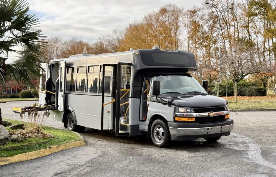 2019 Chevrolet Express 4500 21-Passenger Bus with Wheelchair Lift display photo