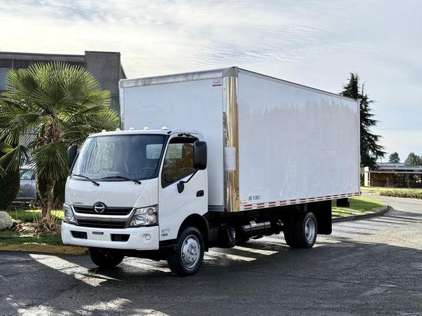 2018 Hino 195 20-Foot Cube Van image 4