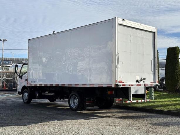 2018 Hino 195 20-Foot Cube Van image 6