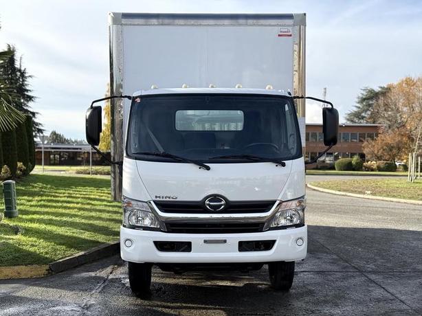 2018 Hino 195 20-Foot Cube Van image 3