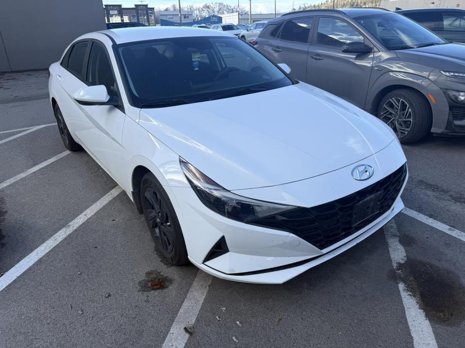 2023 Hyundai Elantra Preferred BLINDSPOT! APPLE CARPLAY! ANDROID AUTO! LOW KMS!  display photo