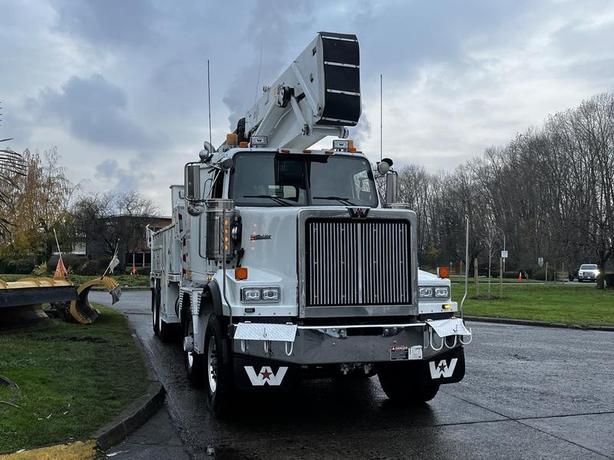 2011 Western Star Trucks 4900 Twin Steer DD15 Altec AH85A Bucket Truck with Air  image 2