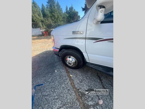 Used 2008 Winnebago Access 24V image 1