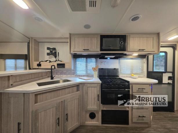 Used 2022 Cruiser Shadow Cruiser 225RBS image 6