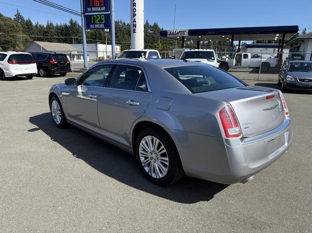 2013 Chrysler 300C AWD image 3