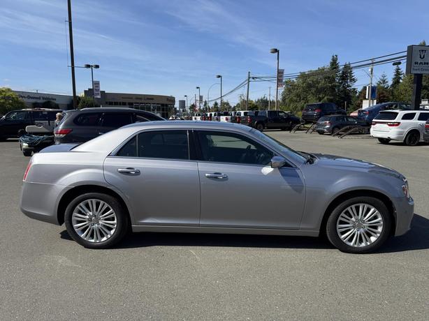 2013 Chrysler 300C AWD image 8