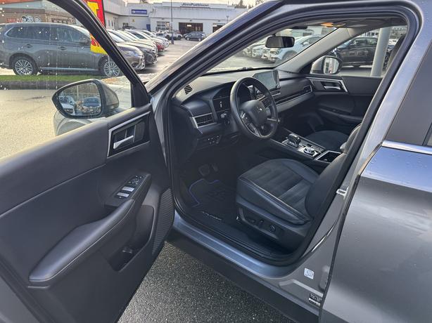 2024 Mitsubishi Outlander PHEV LE 4WD- No Accidents, BC Local & Low Kilometers image 8