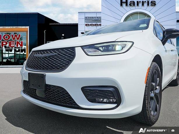 2024 Chrysler Pacifica Touring-L AWD | No Reported Accidents! image 8