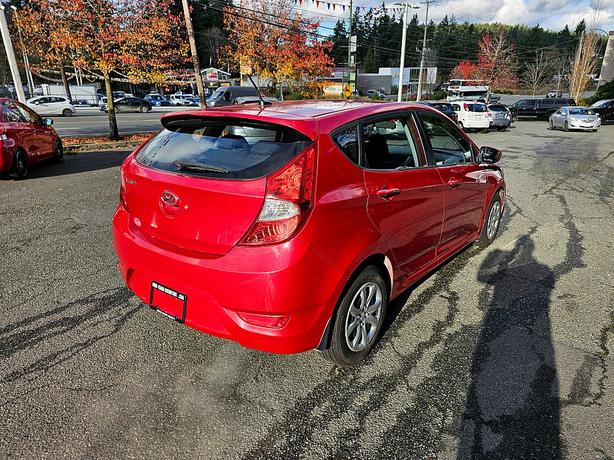2013 Hyundai  Accent 5-Door SE image 4