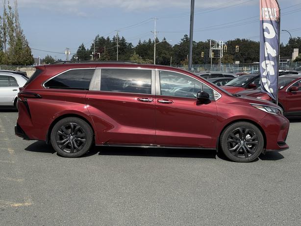 2023 Toyota Sienna XSE - Power Moonroof & Rear Dual Zone A/C image 5