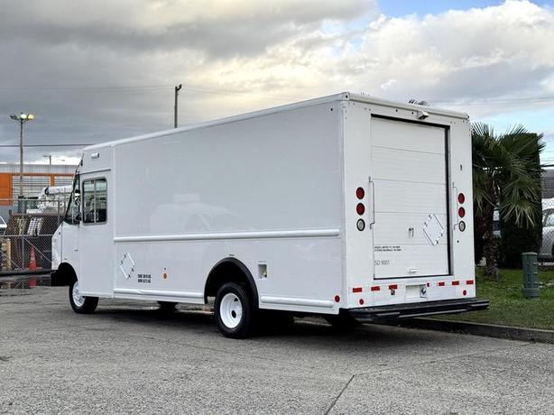 2012 Ford Econoline E450 Step Van with 16-Foot Shelving Interior image 6
