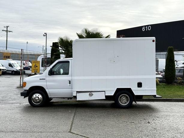 2007 Ford E-350 Super Duty Diesel 10-Foot Cube Van with Rear Work Shelves image 6