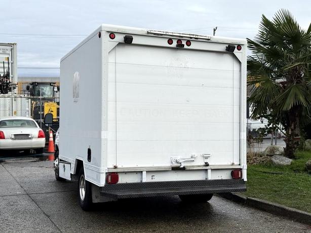 2007 Ford E-350 Super Duty Diesel 10-Foot Cube Van with Rear Work Shelves image 8