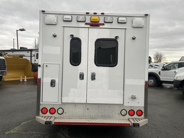 2016 Chevrolet Express G3500 Cube Van Ex Ambulance image 4