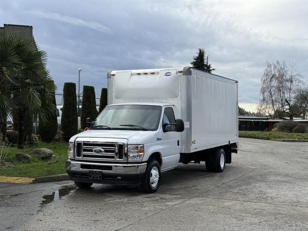 2022 Ford E-450 16 Foot Cube Van with Loading Ramp image 4