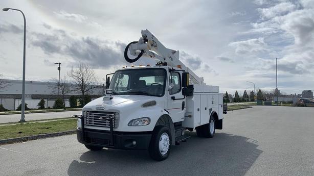 2010 Freightliner M2 106 Altec Bucket Truck Diesel With Air Brakes image 4