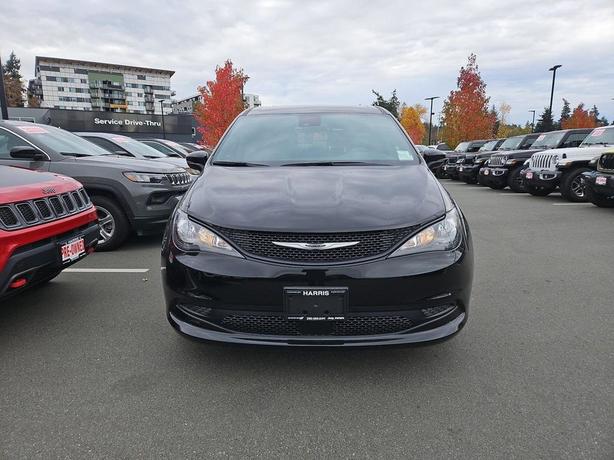 2025 Chrysler Grand Caravan SXT | One Owner | No Accidents! image 2