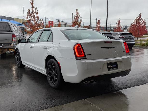 2023 Chrysler 300 Touring - Sunroof, NAV, Heated Seats, AWD image 8