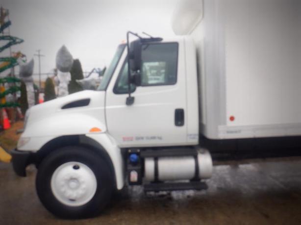 2017 International 4300 22 Foot Cube Van With Power Tailgate 3 Seater Diesel image 4