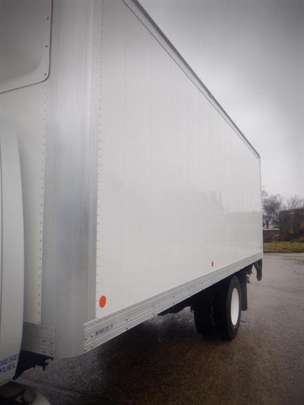 2017 International 4300 22 Foot Cube Van With Power Tailgate 3 Seater Diesel image 5