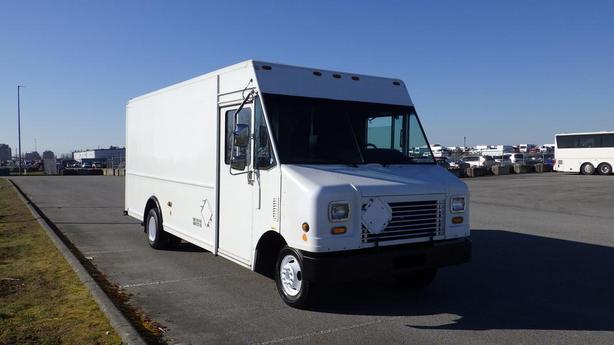 2009 Ford Econoline E450 Step Cargo Van Dually image 2