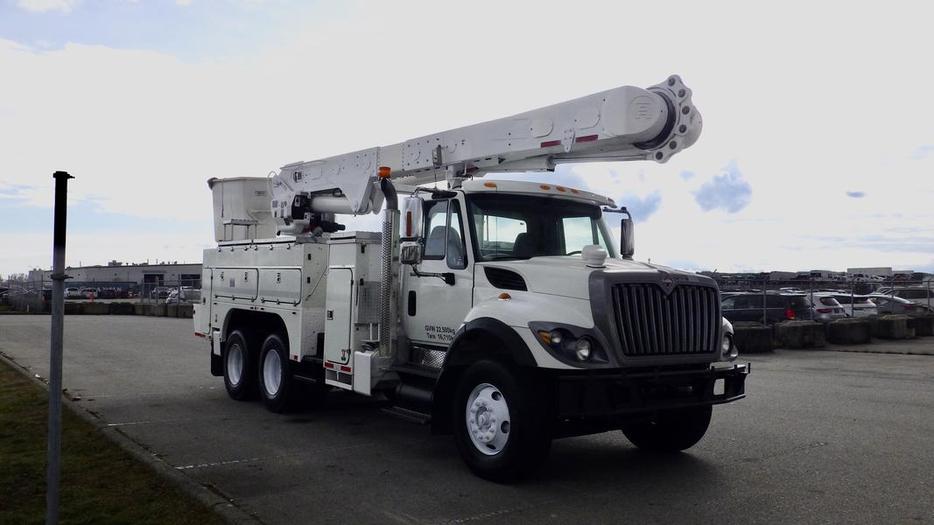 2008 International 7500 Tandem Bucket Truck Diesel Air Brakes display photo