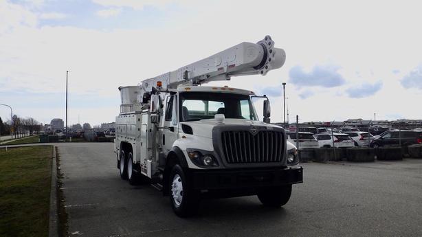 2008 International 7500 Tandem Bucket Truck Diesel Air Brakes image 2